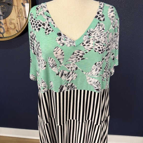 Glitzy Girlz Boutique Mint Print Black & White Striped V-Neck Tiered Dress 4X - Picture 2 of 6